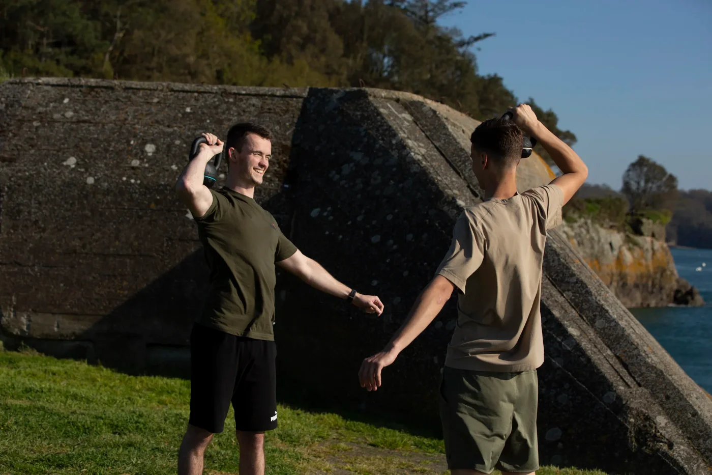 Séance de coaching sportif en extérieur au bord de la Rance, près de Saint-Malo